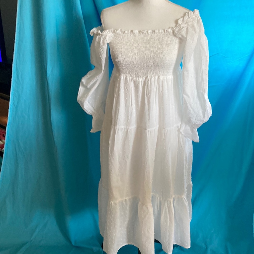 Buy2 items get1 free.3/$25 items for$50. White lined, long puffy sleeved mididre